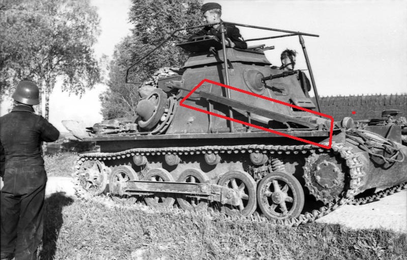 [ESCI modifié]  kleiner Panzerbefehlswagen I  Ausf. B  (Sd.Kfz. 265)  (146) Sdkfz110