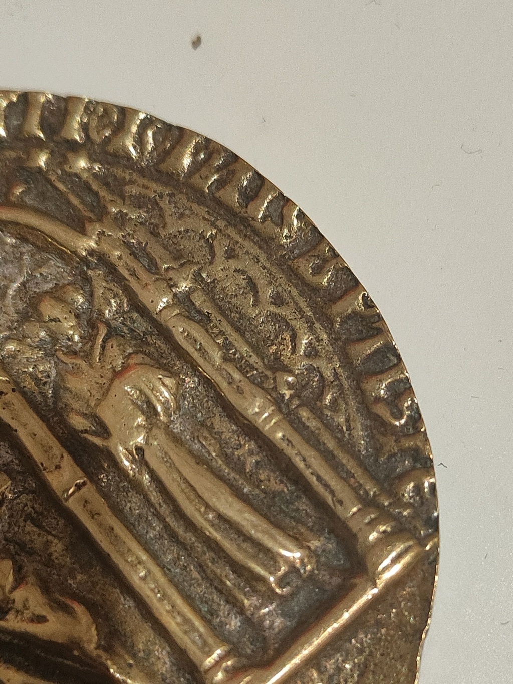 Pieza de bronce supuestamente parte de la puerta de un sagrario. Img20230