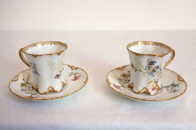 Deux tasses et sous-tasses en porcelaine Haviland fin XIXème + cachet du détaillant Deshusses-Avril à Genève D110