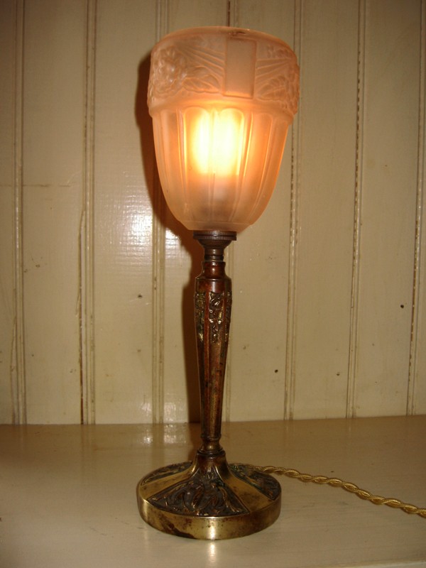 Un pied de lampe en bronze 131