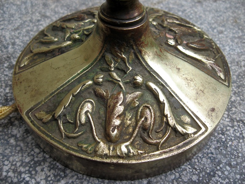 Un pied de lampe en bronze 811