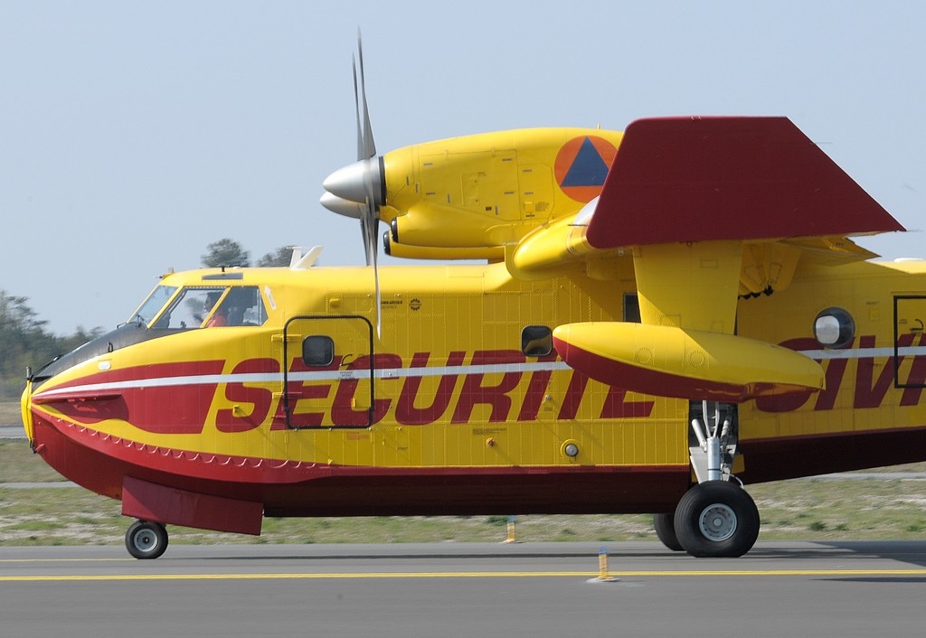 canadair CL 415 et CL 215 et autres avions bombardiers d'eau - Page 23 F_zbme10