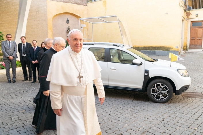 Le Pape François roule en Dacia Duster S1-le-10