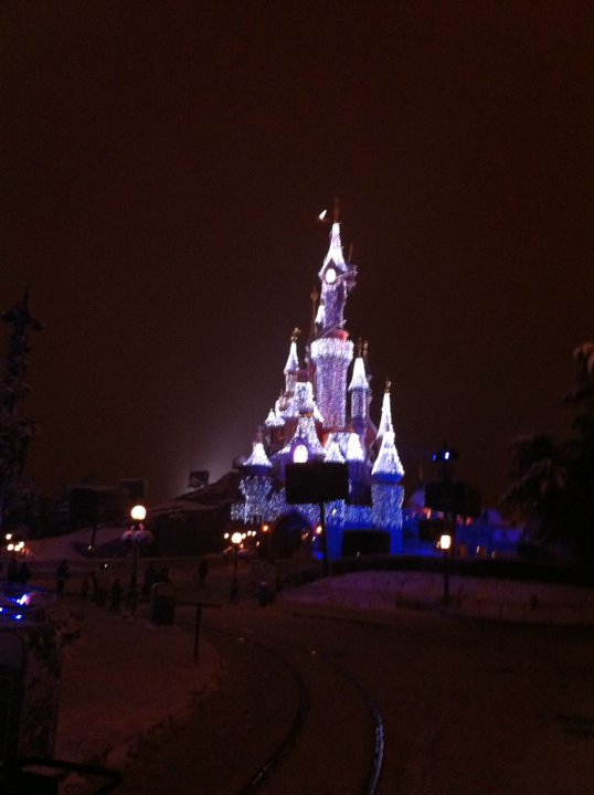 Vos photos de Disneyland Paris sous la neige ! - Page 18 15683911