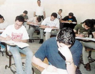 مدرس مصري يضع رأس طالب تحت الحذاء ويجلده 61110