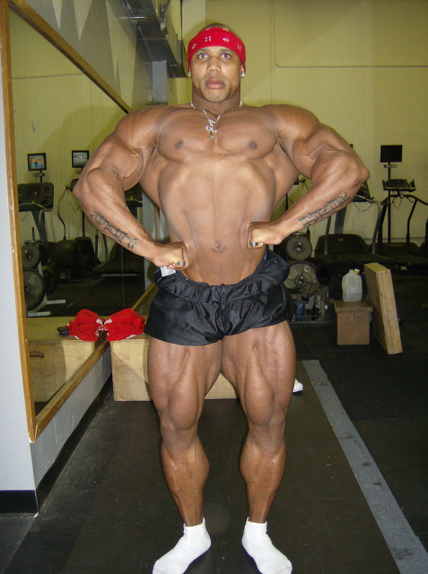 Darrell Terrell avant les NPC Nationals 2008 (le 6 novembre) Hpim1314