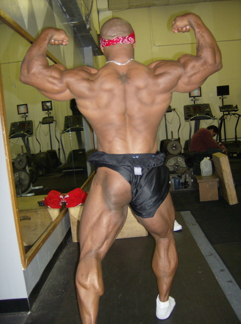 Darrell Terrell avant les NPC Nationals 2008 (le 6 novembre) Hpim1315