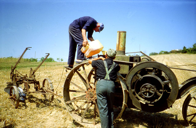 Tracteurs roues-fer dans la nature Photo-12