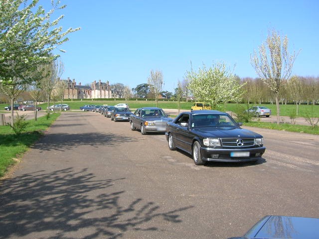 Dimanche 18 avril 2010 : Rencontre Mercedes W 126 proposée par le Club Mercedes Benz de France - Page 3 Dscn4245