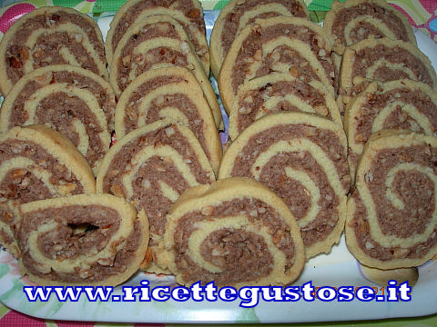 Biscotti alle nocciole - Ricetta fotografata su www.ricettegustose.it Frolli10
