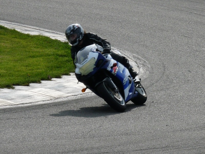 journée piste le 12/04 au circuit de bresse - Page 2 P1000632