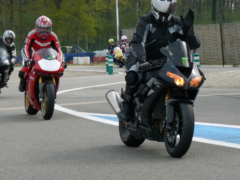 journée piste le 12/04 au circuit de bresse - Page 2 P1000639