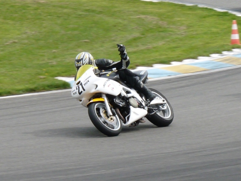 journée piste le 12/04 au circuit de bresse - Page 2 P1000649