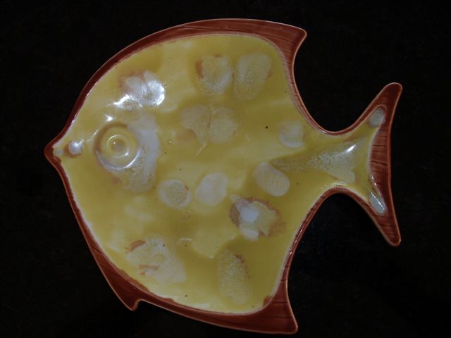 Dollcrown thinks that this fish plate must be Crown Lynn, but it's Titian 517 517_fi10