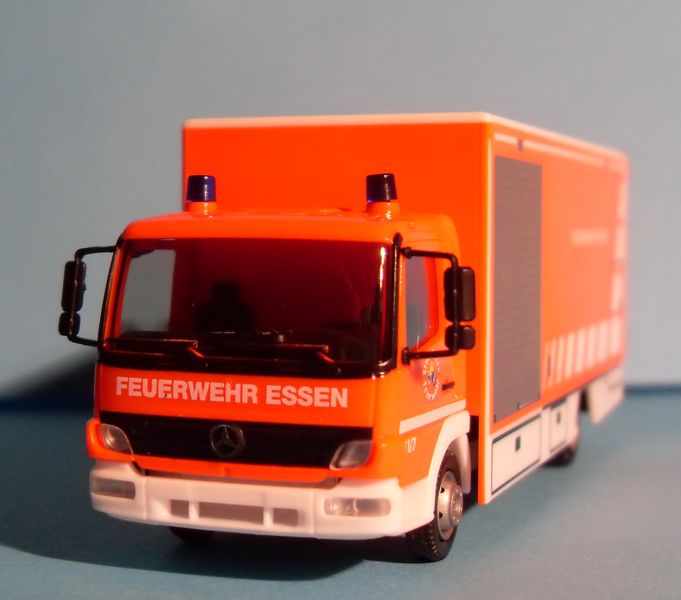 John - Meine BLAULICHTSAMMLUNG / Mercedes-Benz Atego 04 Koffer-LKW M 1:87 Merced11