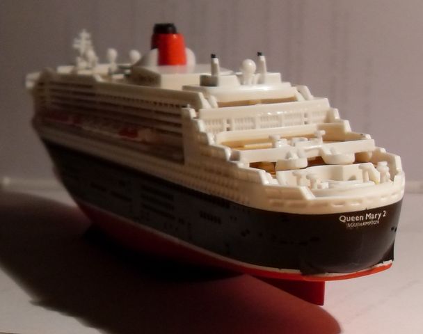 Queen Mary 2  in 1:1200 von Revell "FERTIG" Qm_2410