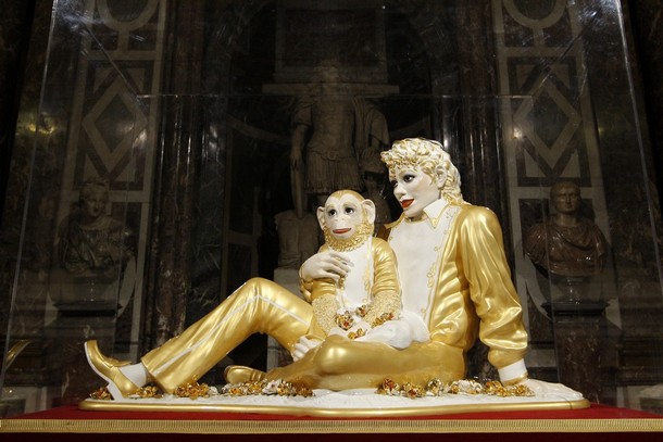 La escultura de "Michael & Bubbles" en Versalles. Mjbubl10
