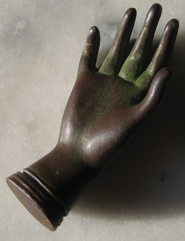 Petite main en bronze 31_01_11