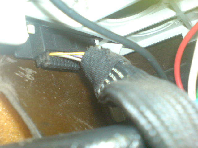 J'ai fais la découverte d'un connecteur fixé derrière la boite a fusible! Dsc00012