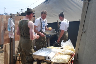 CARENTAN LIBERTY'S GROUP AU CAMP DE ST COME DU MONT 2009 Frites10