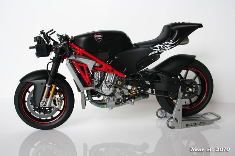 "Black Beauty" - Ducati GP4 Img_5710