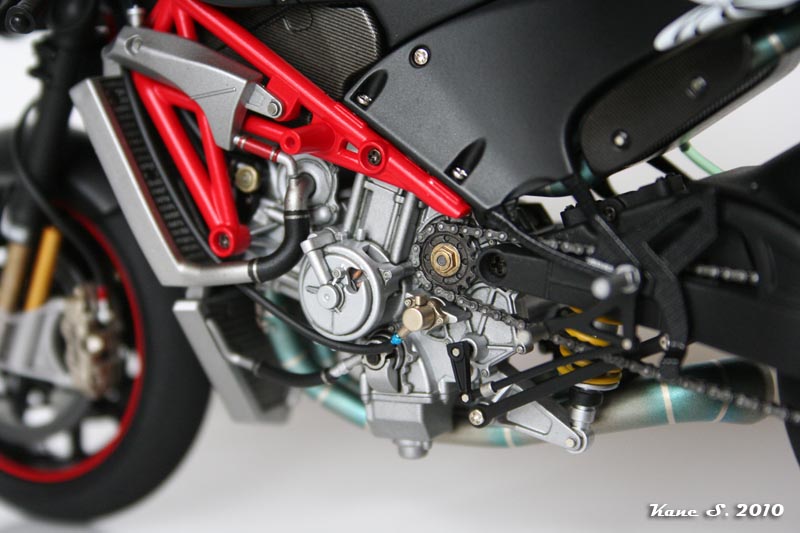 "Black Beauty" - Ducati GP4 Img_5713