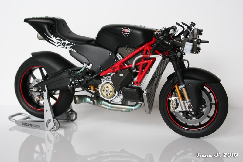 "Black Beauty" - Ducati GP4 Img_5714