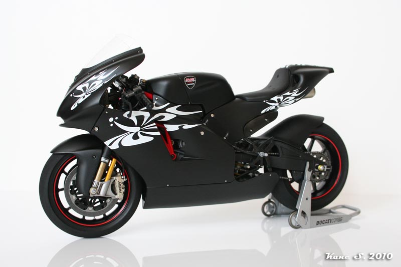 "Black Beauty" - Ducati GP4 Img_5719