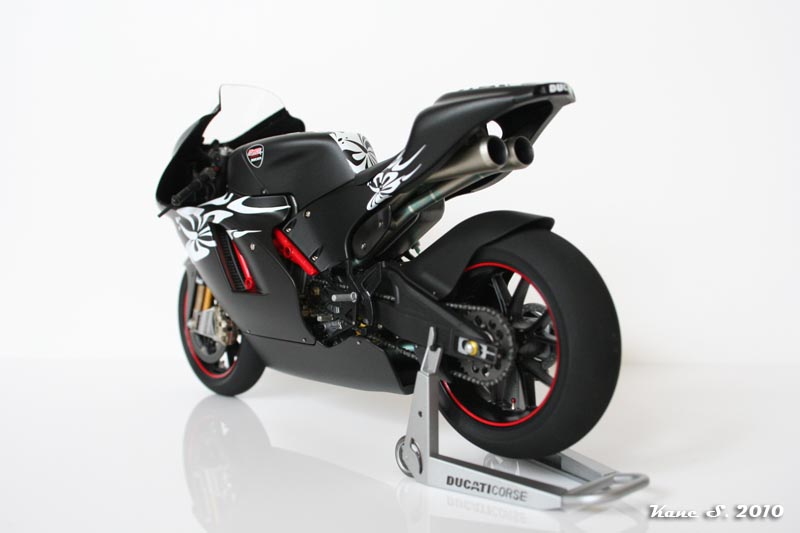"Black Beauty" - Ducati GP4 Img_5721