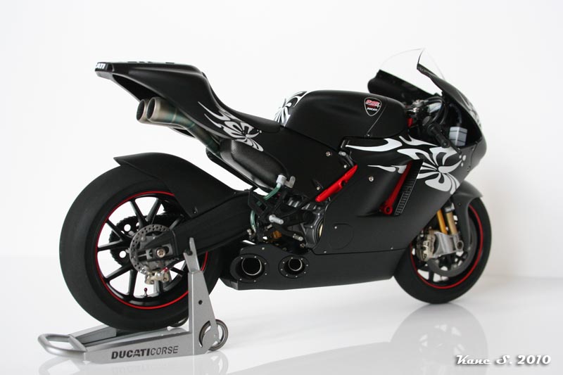 "Black Beauty" - Ducati GP4 Img_5723