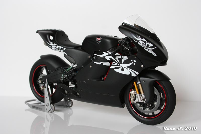 "Black Beauty" - Ducati GP4 Img_5724