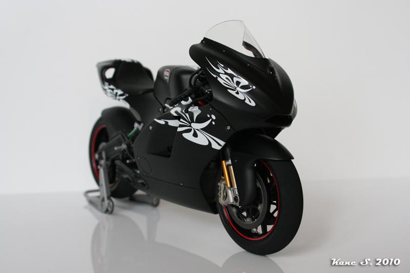 "Black Beauty" - Ducati GP4 Img_5725