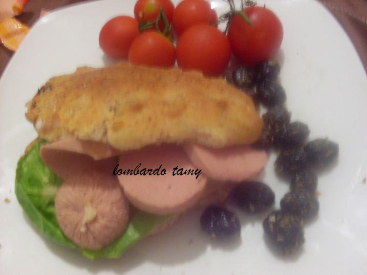 PANINI AUX OLIVES NOIRES . STRACCHINO ET FIOR DI LATTE  Sdc14321