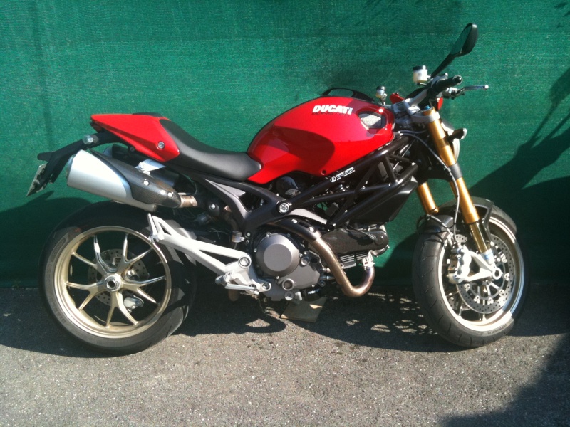 GP à la révision, le cons me prête une Ducati monster 1100s !  Img_0511