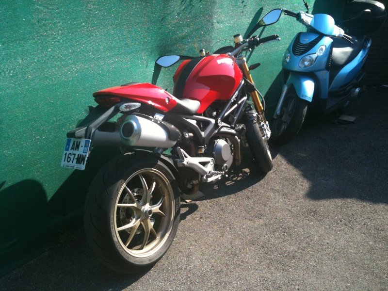 GP à la révision, le cons me prête une Ducati monster 1100s !  Img_0514