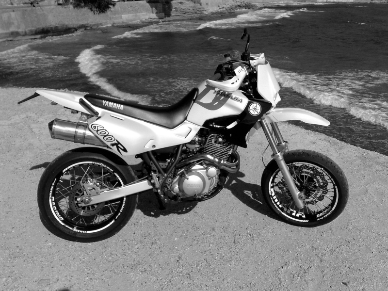 Le concours de Mars 2010: Votre moto en black & white. Abcd0038