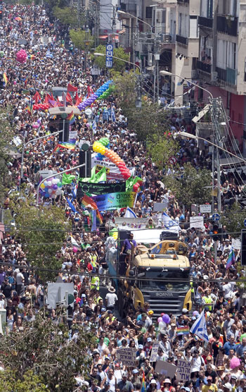 بالصور.. 100 ألف إسرائيلى فى مسيرة للشواذ بتل أبيب 1210