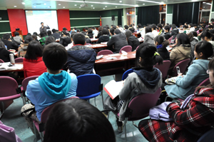 2010年4月13日曹博士应邀为上海财经大学师生做精彩催眠学讲演 2010-414