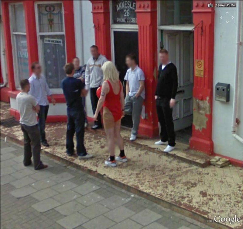 STREET VIEW : les gens en chaussettes noires ! - Page 9 Chauss10