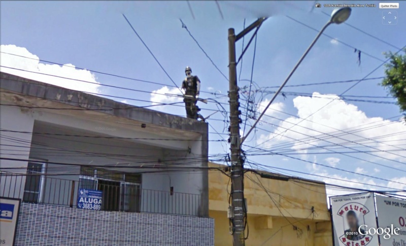 STREET VIEW : Homme armé sur un toit Sao Paulo, Brésil Flic10