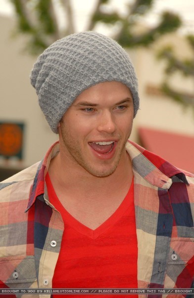 Kellan Lutz - Sayfa 2 Kellan11