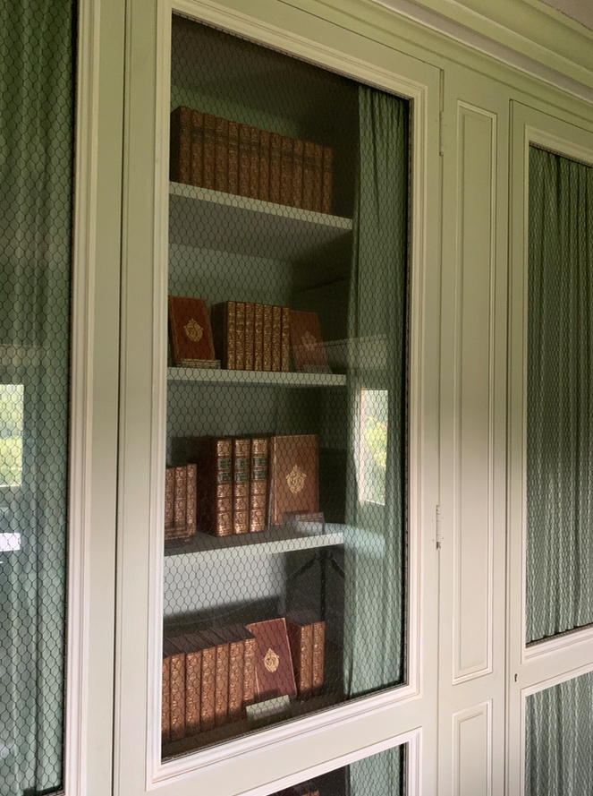 La visite du Petit Trianon: Bibliothèque 213