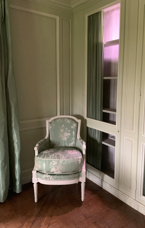 La visite du Petit Trianon: Bibliothèque 414