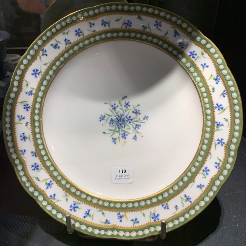 barbeaux - Service en porcelaine de Sèvres "à décor de perles et de barbeaux" de Marie-Antoinette Captu246