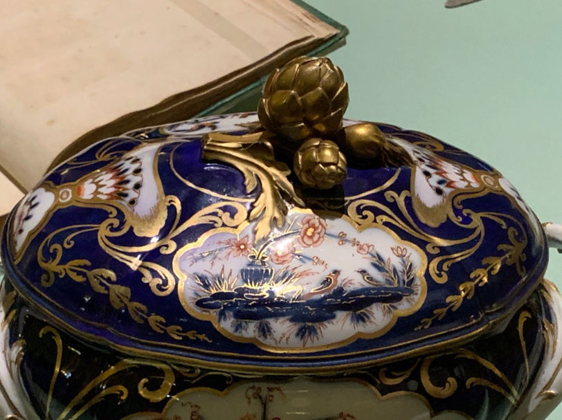 Service de Sèvres dans le goût de la porcelaine du Japon offert par Marie-Antoinette à sa mère Captu392