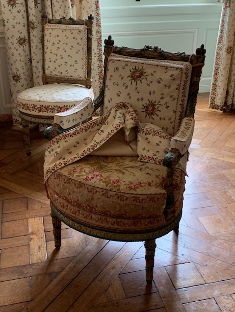 Trianon - La visite du Petit Trianon: La chambre de la Reine - Page 2 Captu504