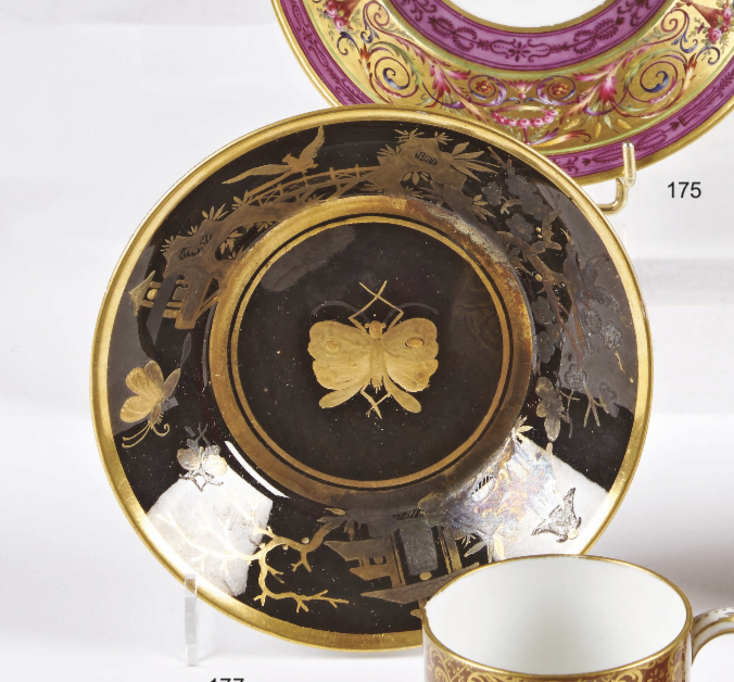 Porcelaine de Sèvres : chinoiseries à fond noir ou fond d'écaille à l'imitation du laque Captu728