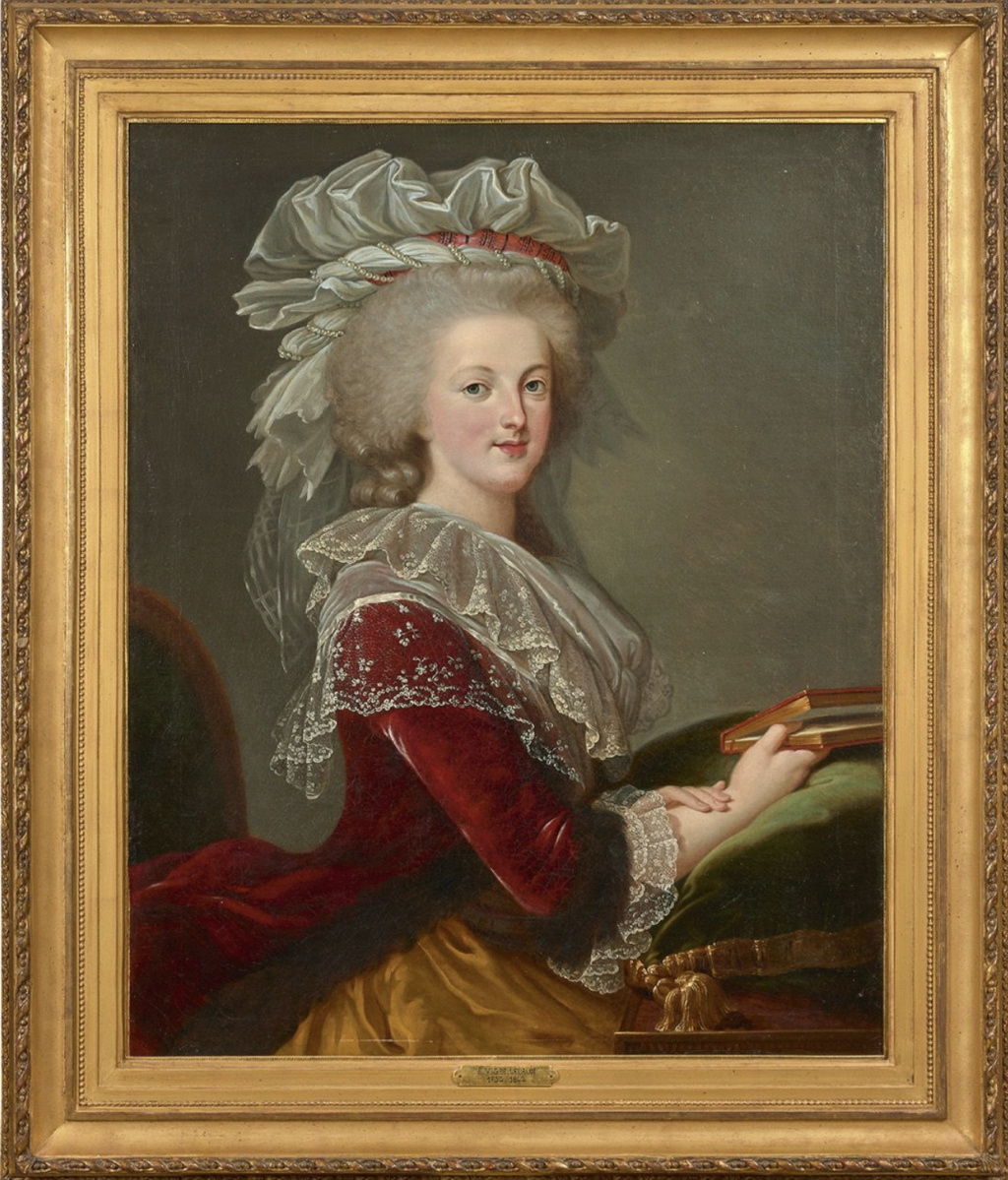 Marie Antoinette au livre, en robe rouge, par et d'après Elisabeth Vigée Le Brun (1785) Captu820