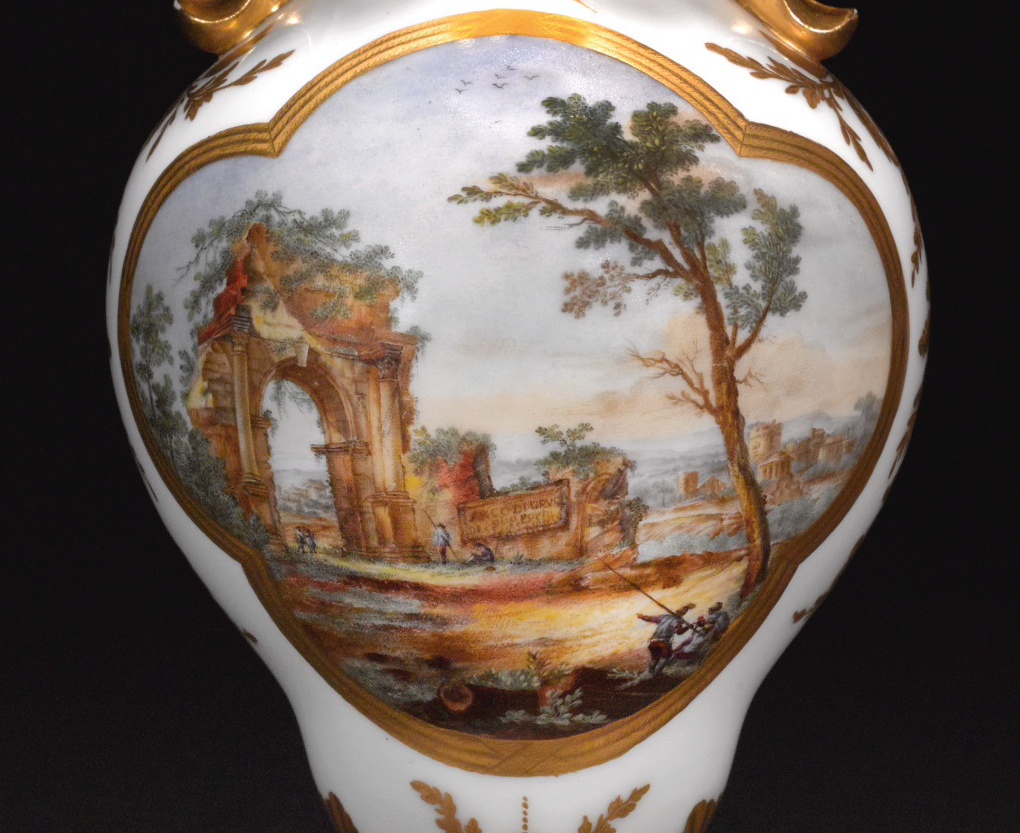 Le premier vase en porcelaine de Sèvres acheté par Marie-Antoinette en 1774 Captur19