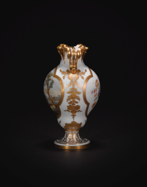 Le premier vase en porcelaine de Sèvres acheté par Marie-Antoinette en 1774 Captur40